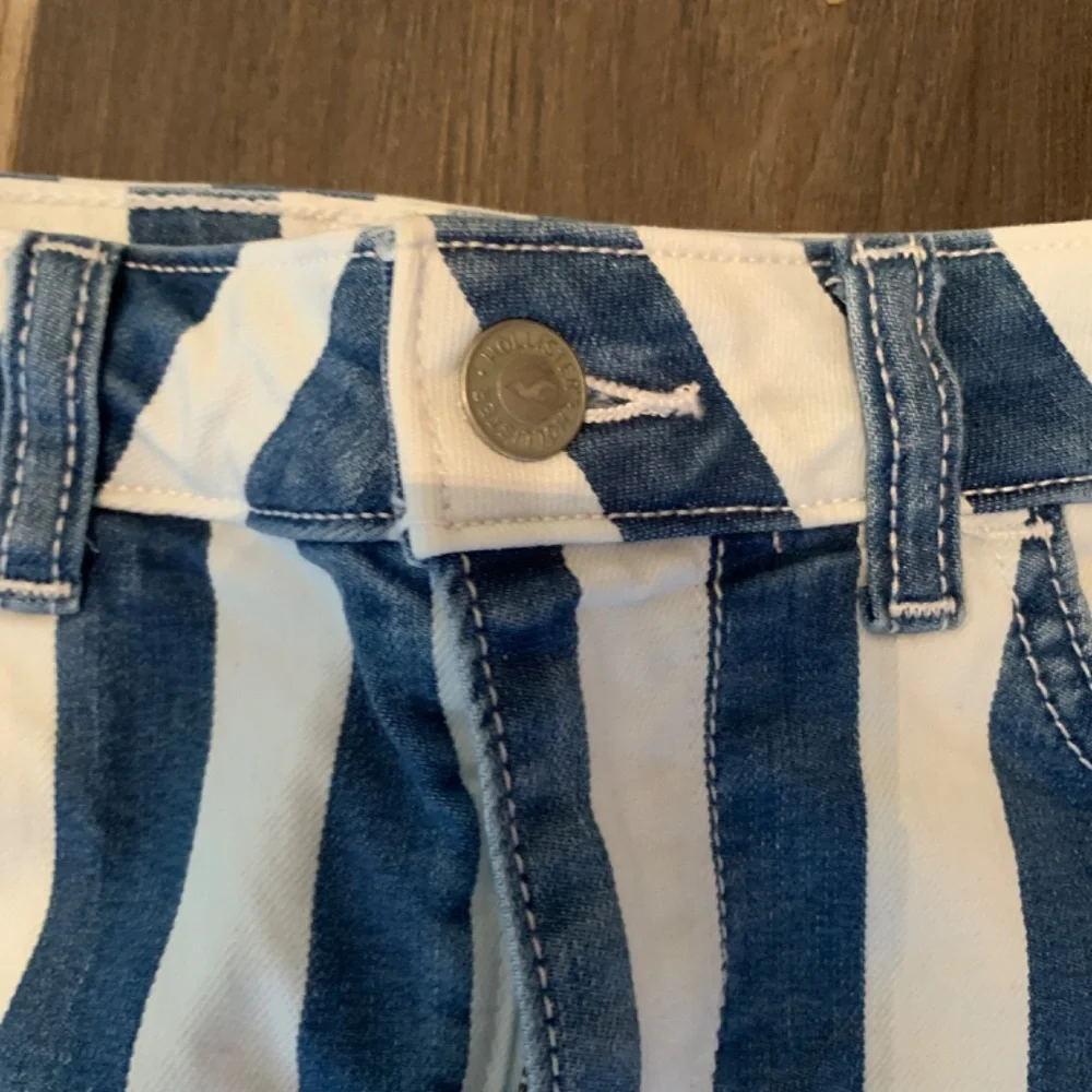 Hollister ukrra high rise distressed‎ bottom mini. Worn twice